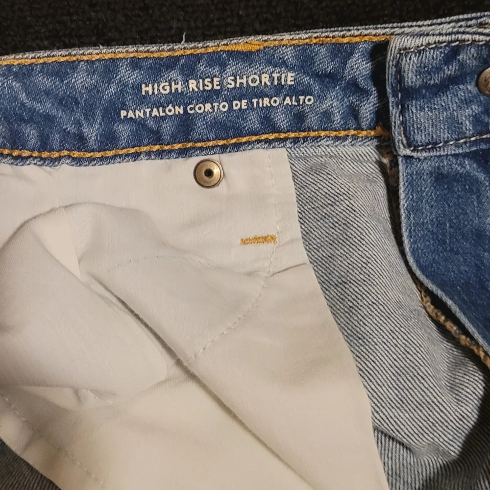 Medium wash high rise shorties - Picture 5 of 10